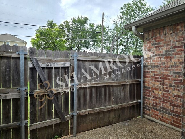 Building Photo - 3/2 Fourplex in Castle Heights