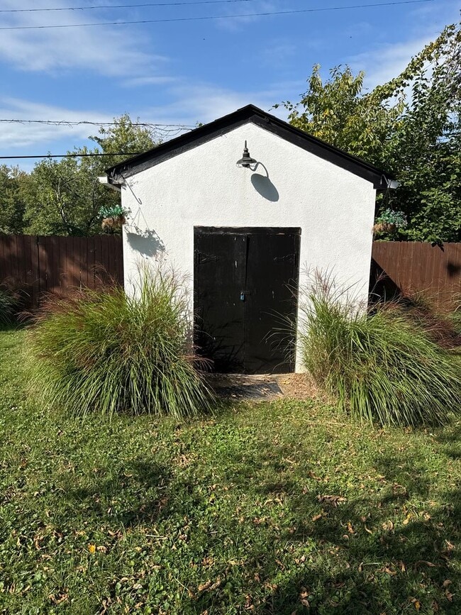 Building Photo - Updated Brick Ranch