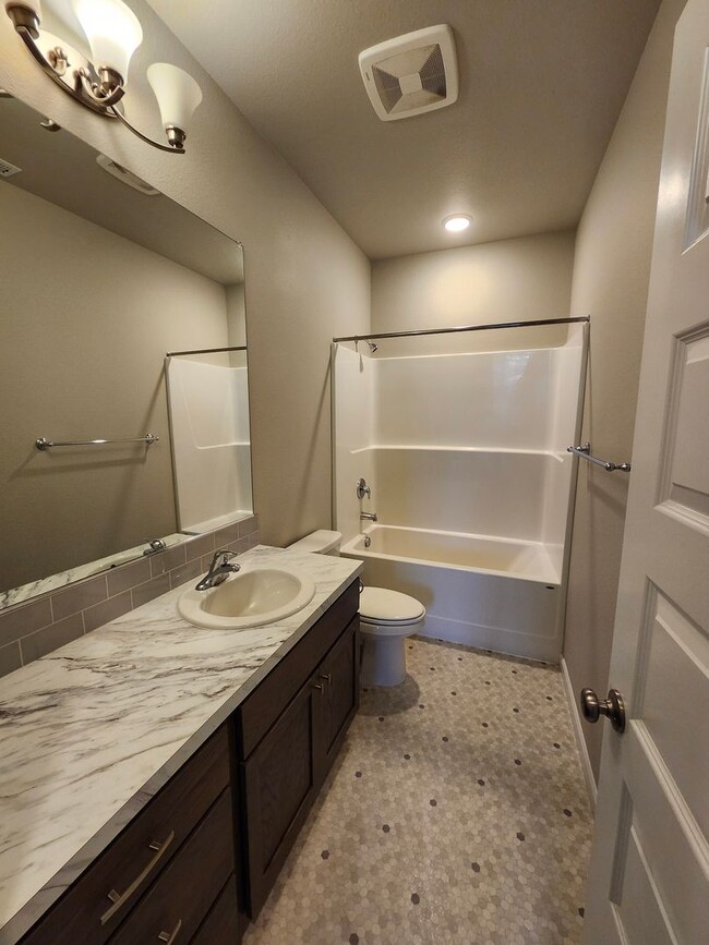 Building Photo - West Richland Contemporary Style Living!