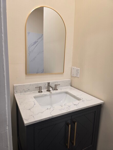 Building Photo - 833 N 4th Ave