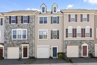 Building Photo - 3-Level Townhome in Woodstream!