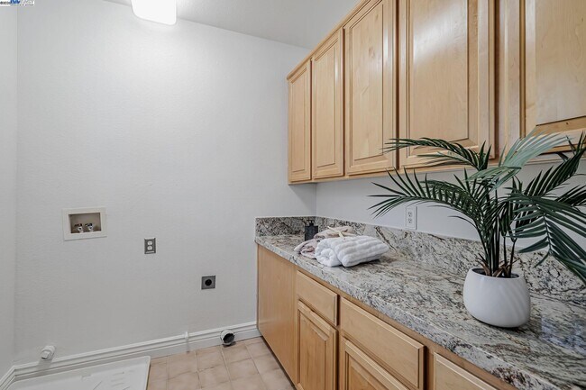 Building Photo - 260 Abigail Cir