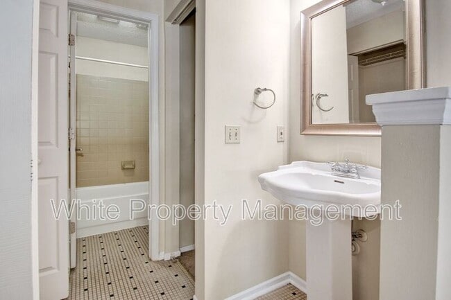 Building Photo - 2512 Cranbrook Ln