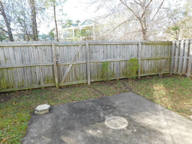 Building Photo - 135 Photinia Dr