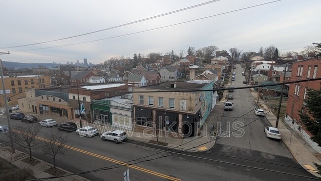 Building Photo - 566 Greenfield Ave