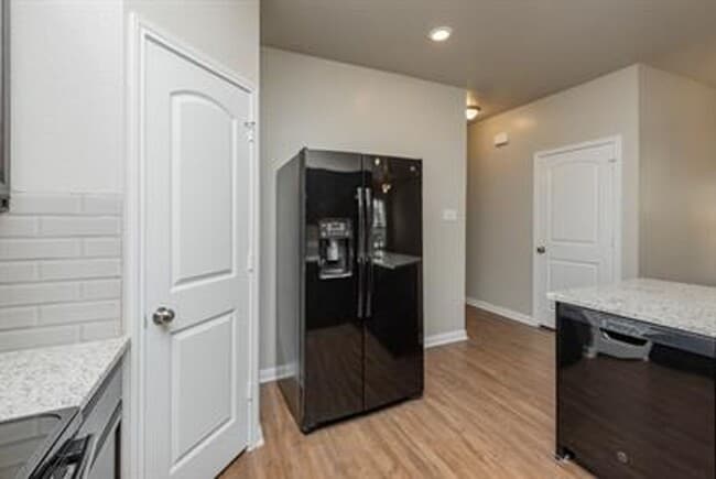 Building Photo - Beautifully designed and thoughtfully maintained duplex