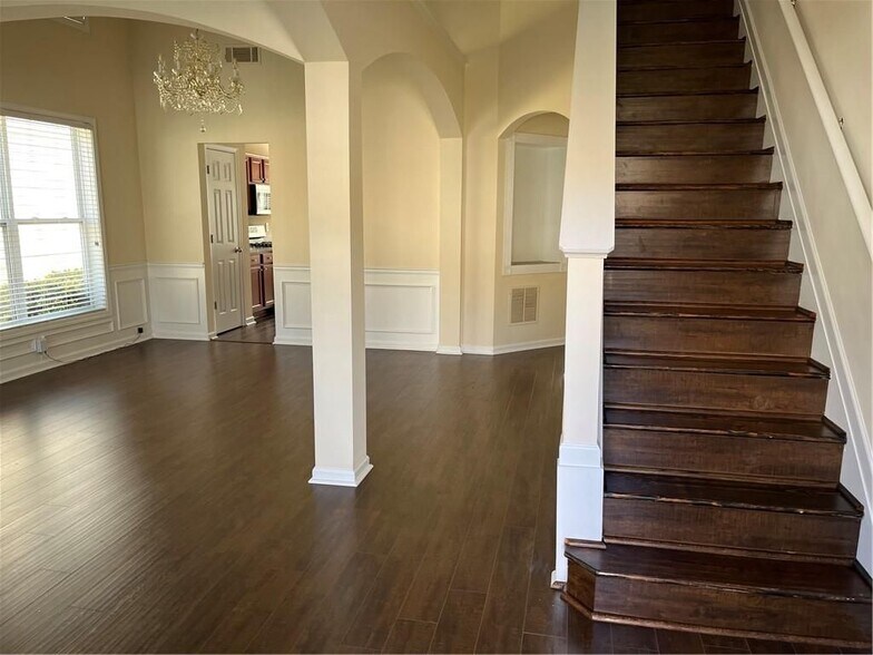 Building Photo - 2279 White Alder Dr NE