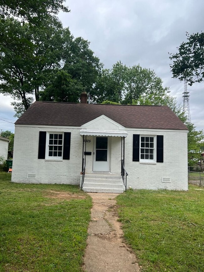 Building Photo - Two bedroom one bath