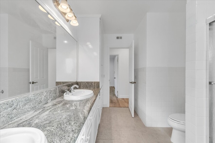 Building Photo - 8201 Clemens Ave