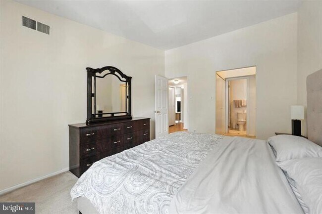 Building Photo - 20315 Beaconfield Terrace