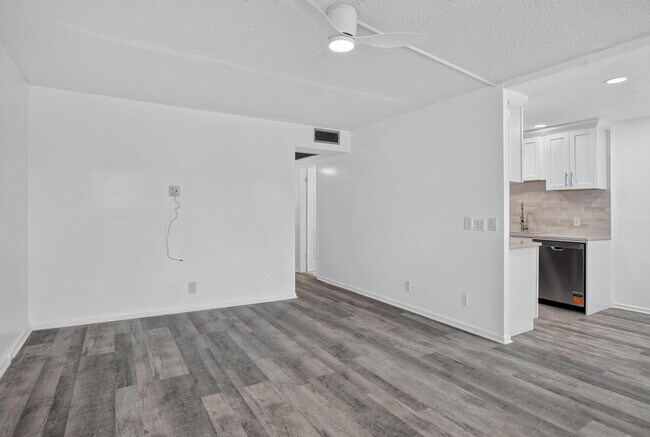 Building Photo - 3045 Cornwall C