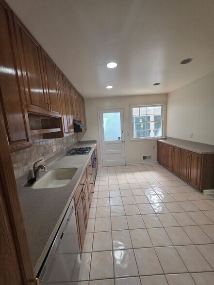 Building Photo - 612 Kenbrook Dr