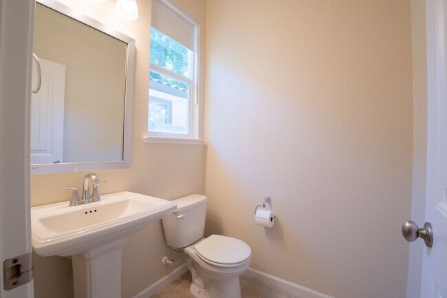 Building Photo - 3625 Blue Bird Dr