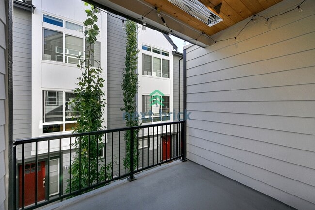 Building Photo - 2 BED & 2.5 BATH TOWNHOUSE FOR RENT