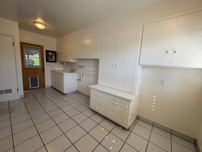 Building Photo - 341 N Garden Dr
