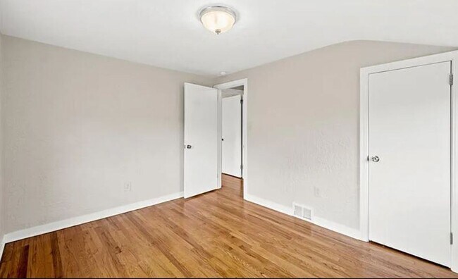 Building Photo - BEAUTIFUL HAVEN!  MOVE-IN READY 3 BEDROOM,...