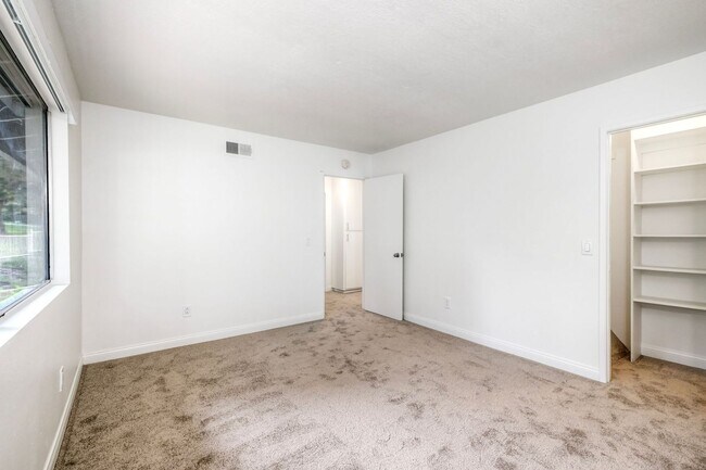 Building Photo - VIA261