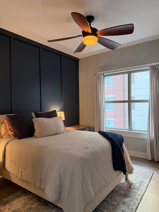 Building Photo - Two Bed/Two Bath Condo in Downtown