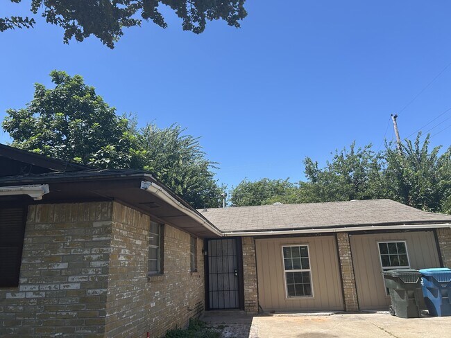 Building Photo - 1525 Marydale Ave