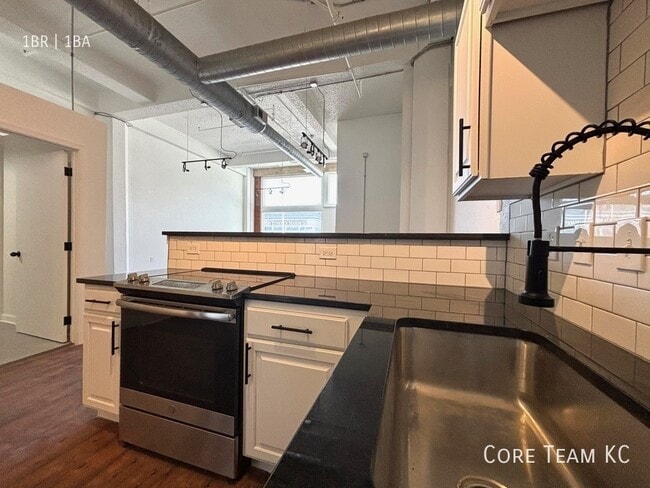 Building Photo - 934 Broadway Blvd