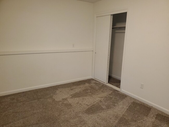 Building Photo - STUDENTS WELCOME! 4 Bed 2 Bath Single Fami...