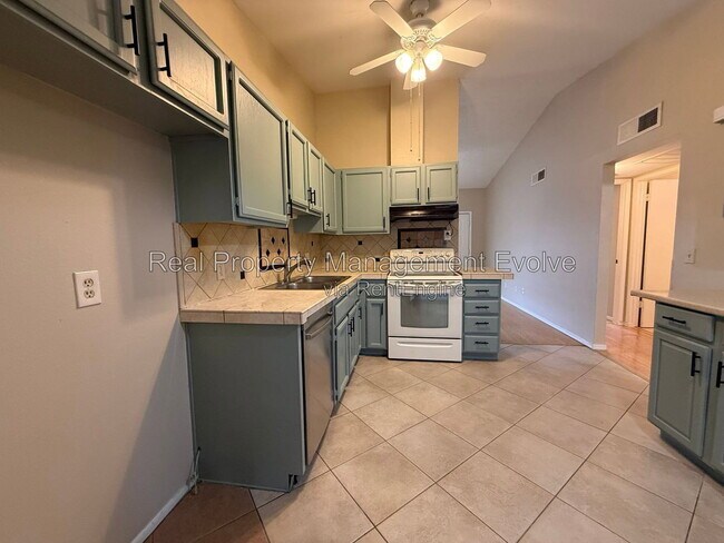 Building Photo - 513 E Wickieup Ln