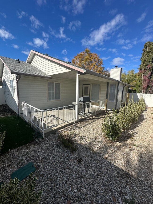 Building Photo - Tranquil & delightful 3-bedroom, 2-bathroom home that offers both comfort and convenience with it...