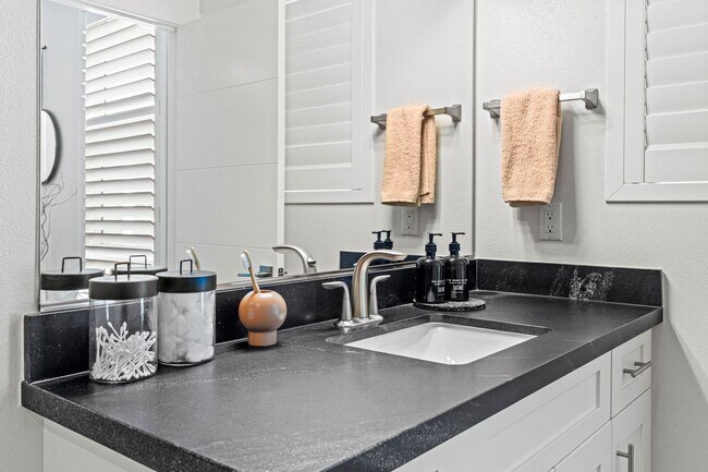 Building Photo - Modern Furnished Townhome in Downtown Napa