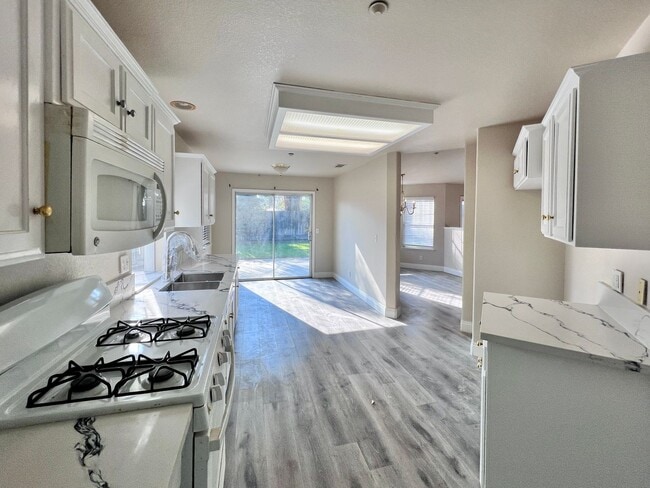 Building Photo - $2,750 West Fresno Near Island Water Park  4 Bed W. San Ramon