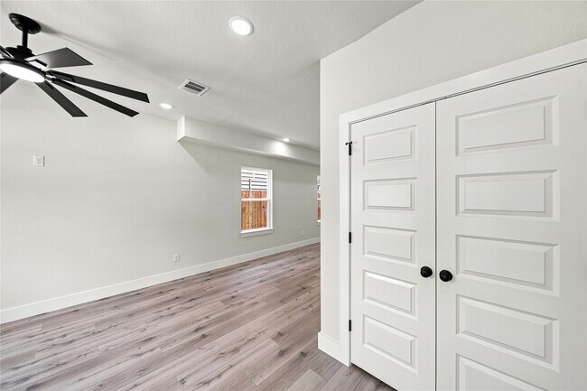 Building Photo - 5610 Kittridge St