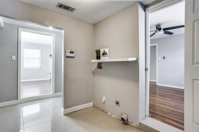 Building Photo - 1026 Cliffdale Ave