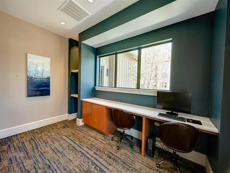 Building Photo - 20290 Park Lake View Dr