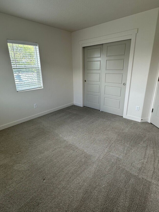 Building Photo - Gorgeous Townhome!!!