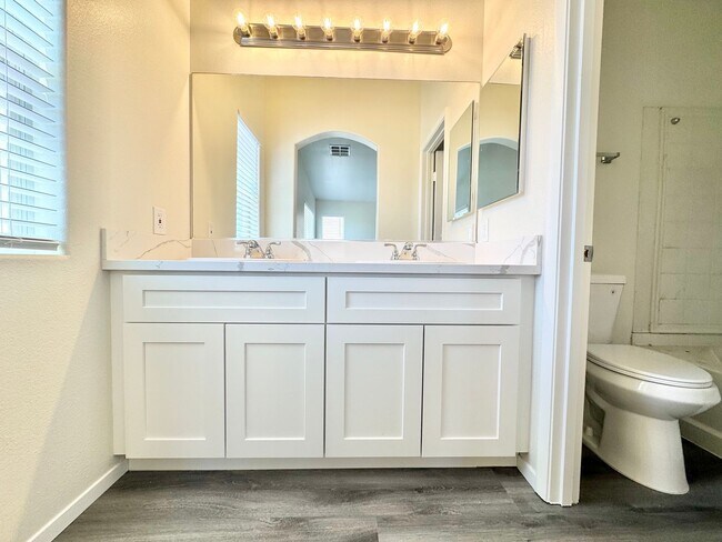 Building Photo - BEAUTIFULLY UPDATED SOUTHWEST LAS VEGAS TOWNHOME WITH NEW KITCHEN AND FLOORING