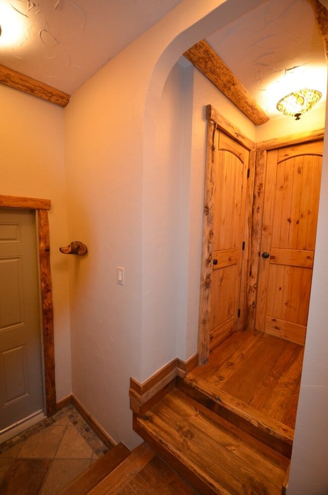 Building Photo - 471 High Point Dr
