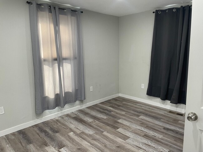 Building Photo - 917 7th Ave S