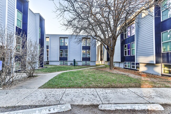 Building Photo - The Pointe Apartments