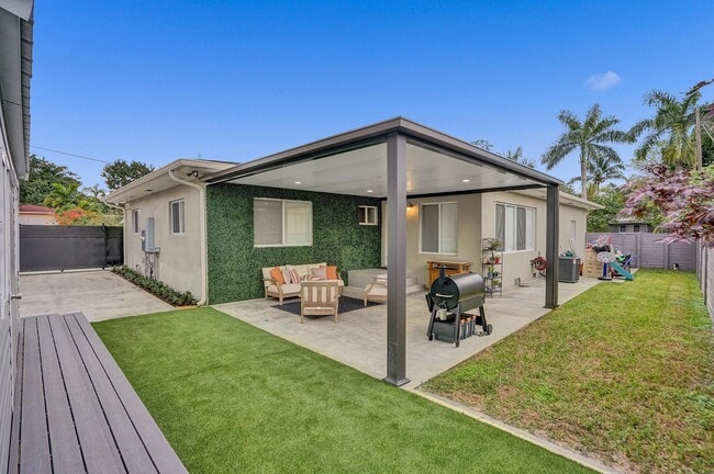 Building Photo - 11425 NE 3rd Ave