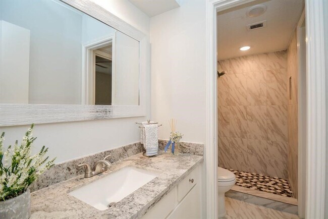 Building Photo - 978 Memorial Village Dr