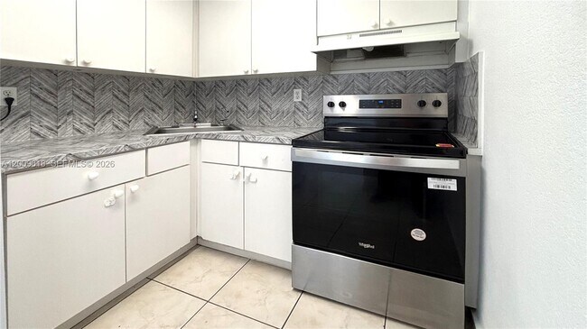 Building Photo - 666 W 81st St