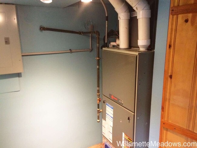 Building Photo - Amazing 4 Bedrooms, 2 Bathrooms, House in South Salem