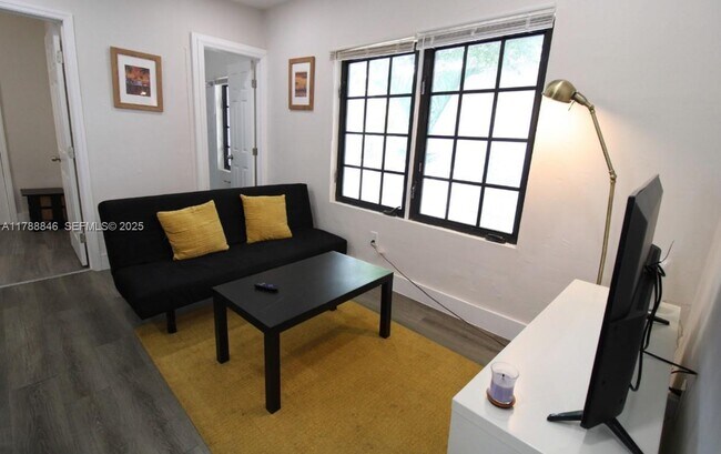 Building Photo - 921 SW 9th St