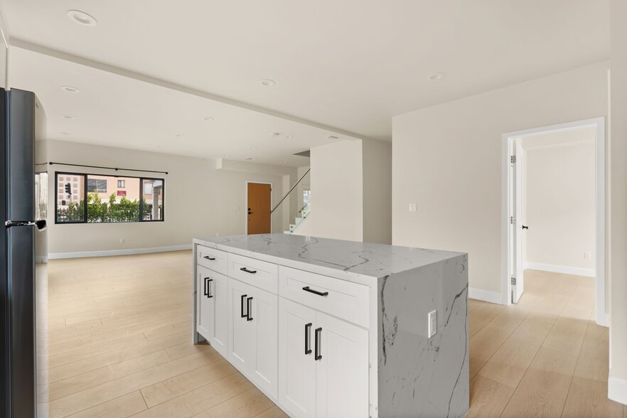 Building Photo - 5670 Lexington Ave