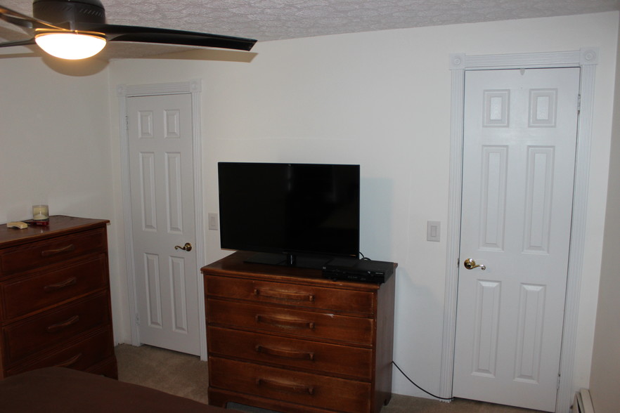 Bdrms w/ AC, 2 closets,kings & flat screens - 470 South Ave