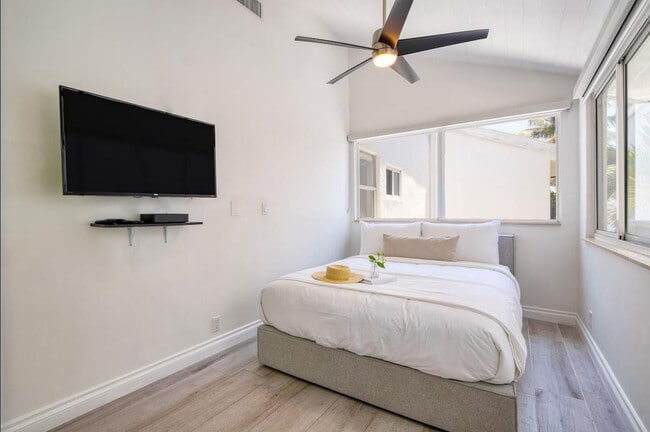 Building Photo - 3350 NE 14th Ct