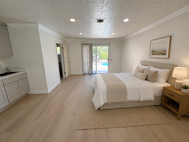 Studio - 4360 Watkins Dr