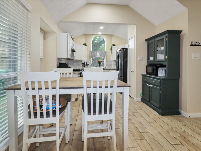 Building Photo - 5622 Lycomb Dr