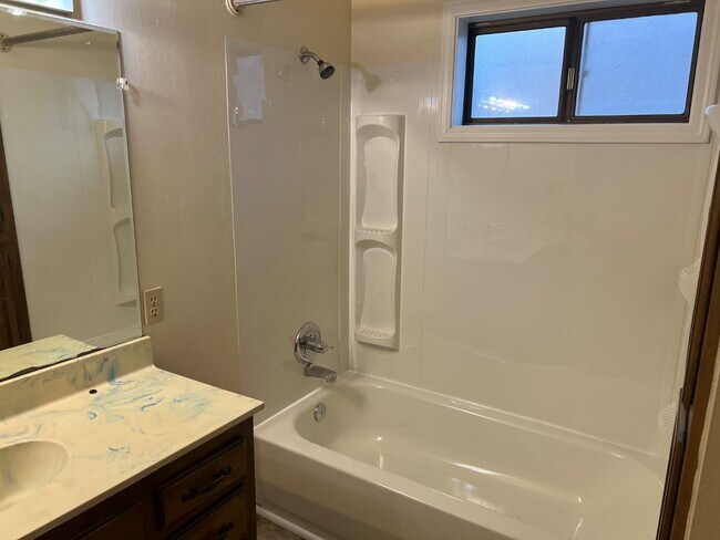 Building Photo - 36 N Peach St