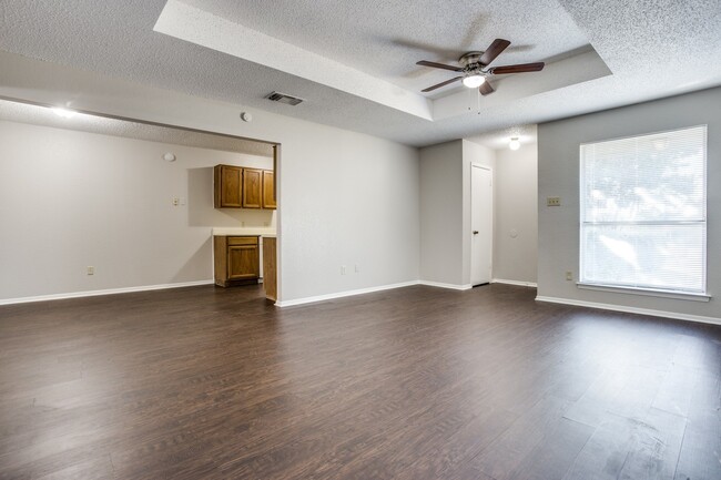 Building Photo - Hulen Park Humble Abode Duplex!