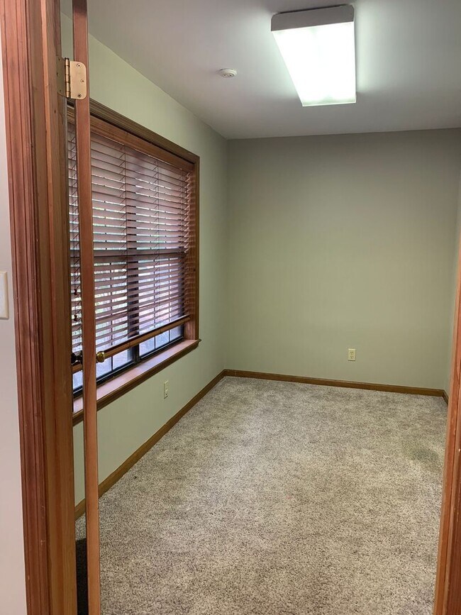 Building Photo - !!$500 off First months Rent!! Private 1-Acre Retreat with Pool, Screened Porch & Spacious Interior